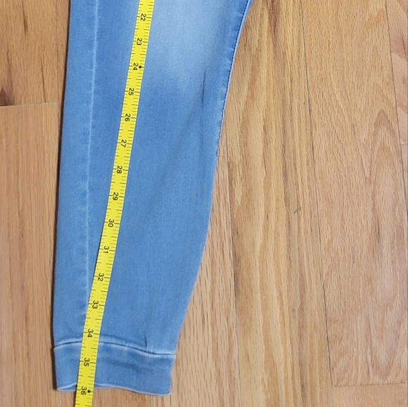 Size 10-30W Signature by Levi Strauss & Co. Light wash jean/leggings/jogger - Picture 4 of 8